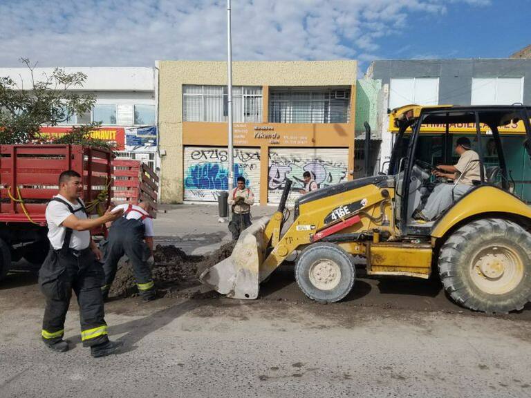 Bomberos limpian escombro sobre avenida Federalismo