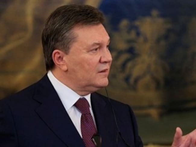 El Parlamento destituye a Yanukóvich y convoca elecciones en Ucrania