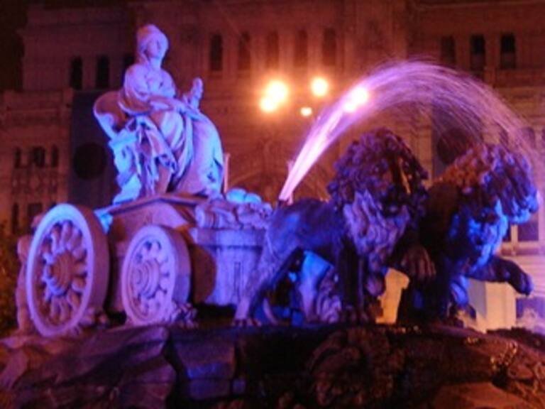 Iluminan de rosa monumentos del DF