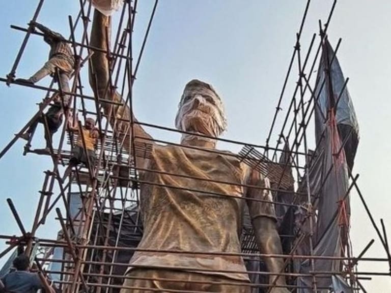 Construyen gigantesca estatua de Messi en la India