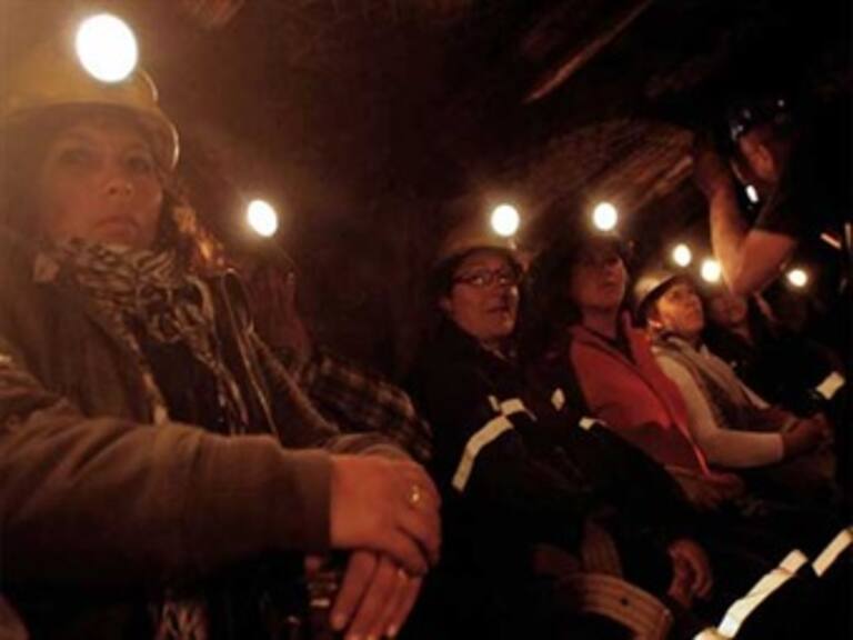 Mujeres encerradas en mina chilena rompen huelga hambre