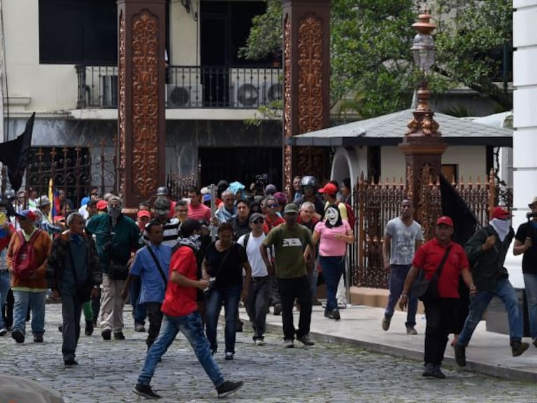 Grupos violentos irrumpen en Parlamento venezolano y hieren a diputados