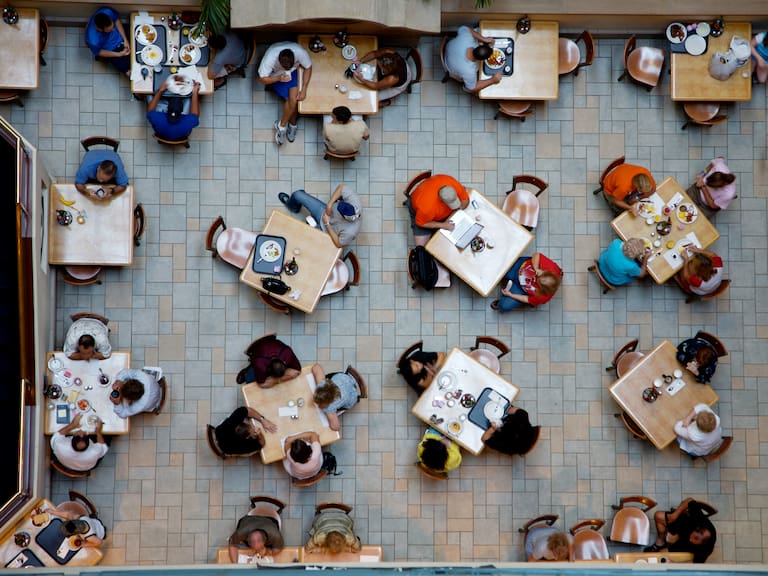 Implementan comedores populares para universitarios, esto indica Clara Brugada