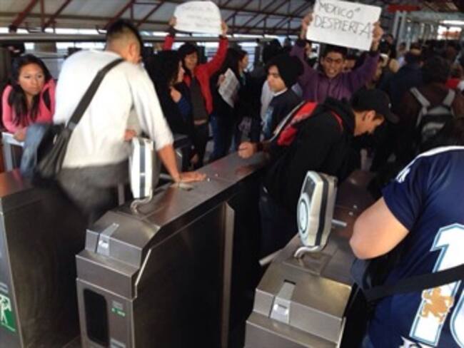 Brincan estudiantes torniquetes del Metro