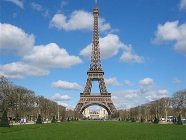 Celebran con globos 120 años de la Torre Eiffel
