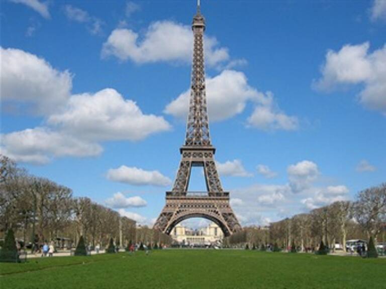 Celebran con globos 120 años de la Torre Eiffel