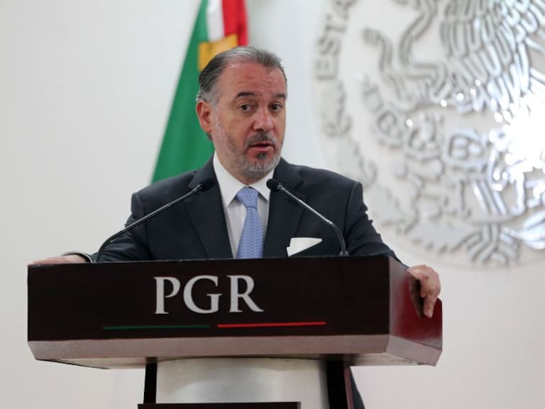 Raúl Cervantes se hace a un lado por Fiscalía General y renuncia a la PGR