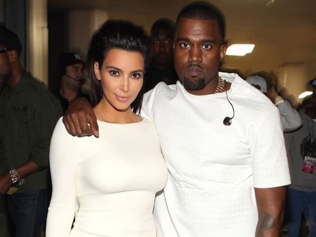 Kanye West se luce con regalo para Kim Kardashian