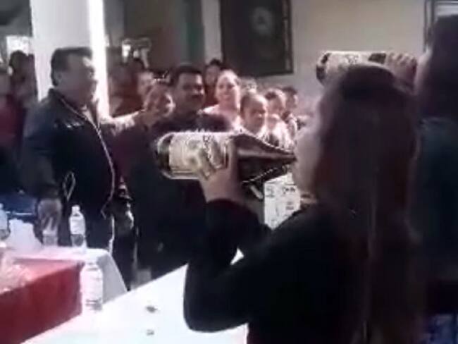 Fondo, fondo: Concursan tomando cerveza en el Día de las Madres