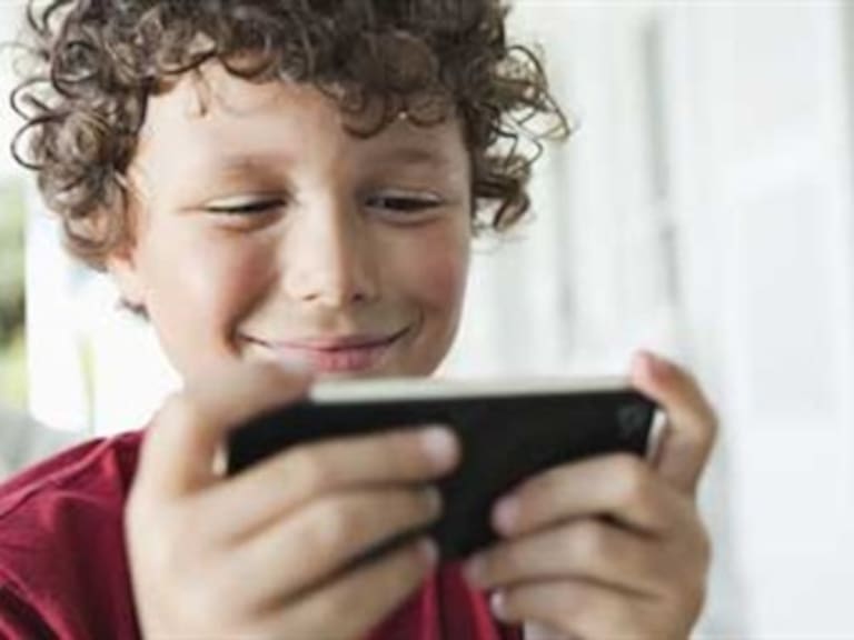 Configura tu teléfono y evita sorpresas si lo toma tu hijo