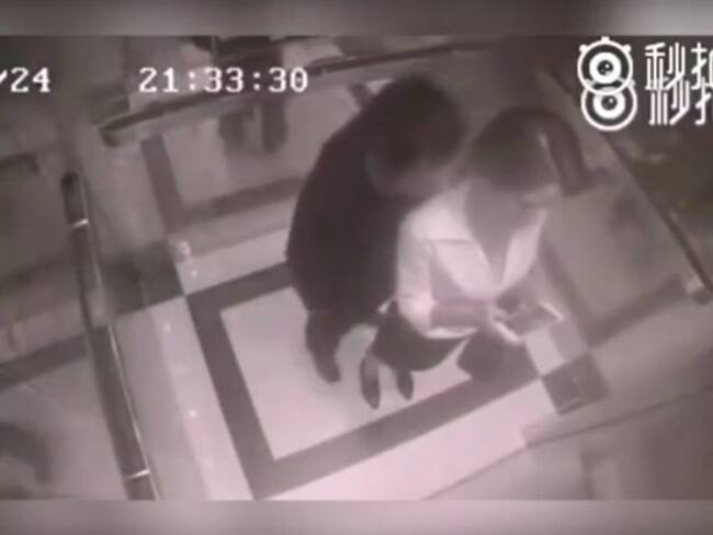 Mujer golpea a hombre que la acosó en un elevador