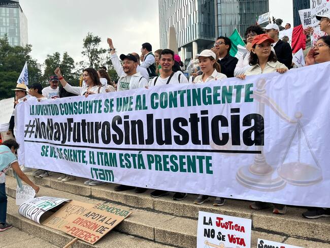 Se manifiestan estudiantes en contra de la reforma al Poder Judicial