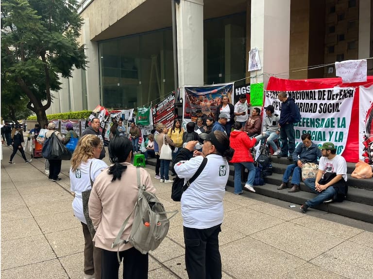 Trabajadores del Instituto Mexicano del Seguro Social (IMSS) comienzan a reunirse para la marcha en inmediaciones de las oficinas ubicadas en Paseo de la Reforma.