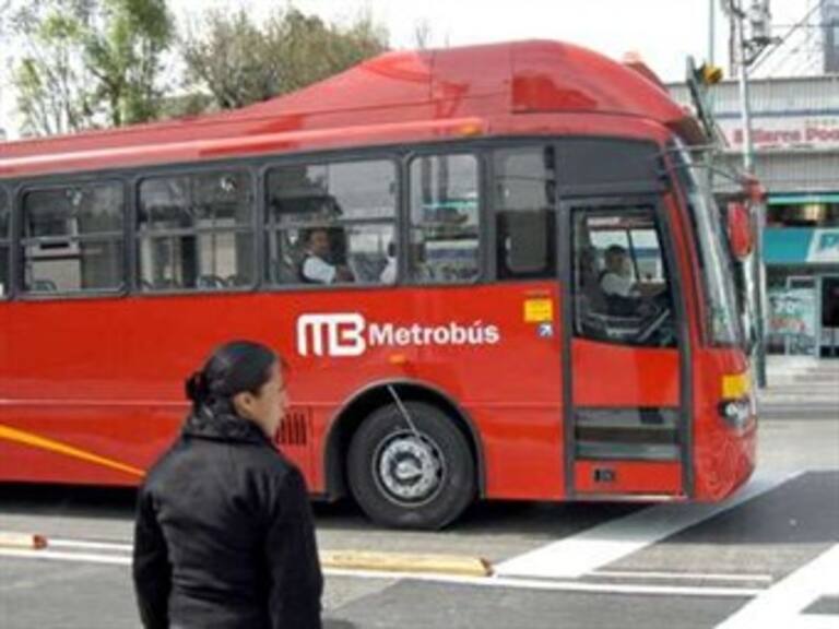 Choca Metrobús contra patrulla en la colonia Escandón