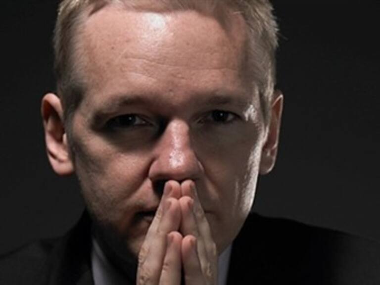 Pide madre de Assange a Obama evitar extradición de su hijo