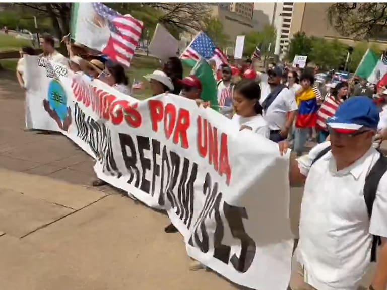 Miles de migrantes marcharon en Dallas, Texas en protesta por la política migratoria de la actual administración.
