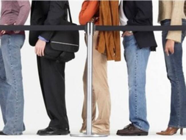 Hacer filas para tramitar visas o documentos oficiales es ahora un empleo en Madrid