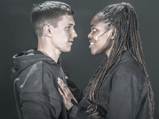 Critican nueva adaptación de Romeo y Julieta con Tom Holland por “inclusión forzada”