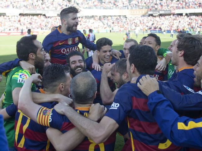 Un triplete de Luis Suárez ante el Granada le da su 24° Título de Liga al Barcelona