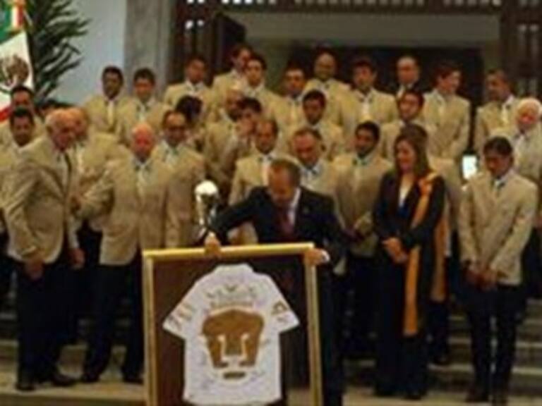 Recibe Calderón a Los Pumas en Los Pinos