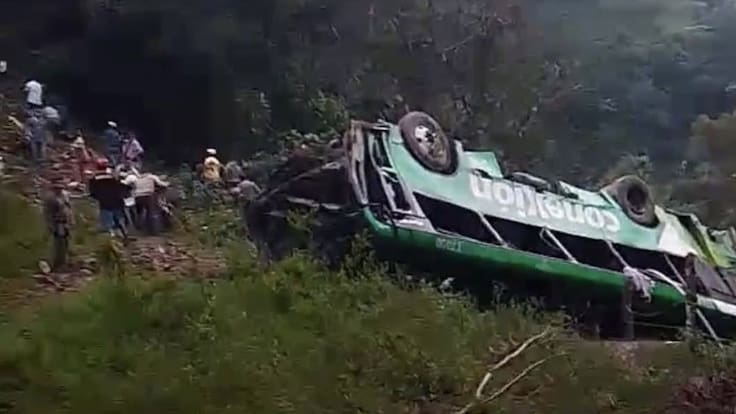 Volcadura de autobús en Zontecomatlán, Veracruz deja 8 fallecidos