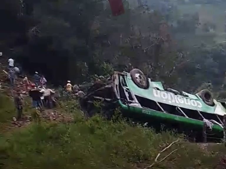 Volcadura de autobús deja 8 personas fallecidas