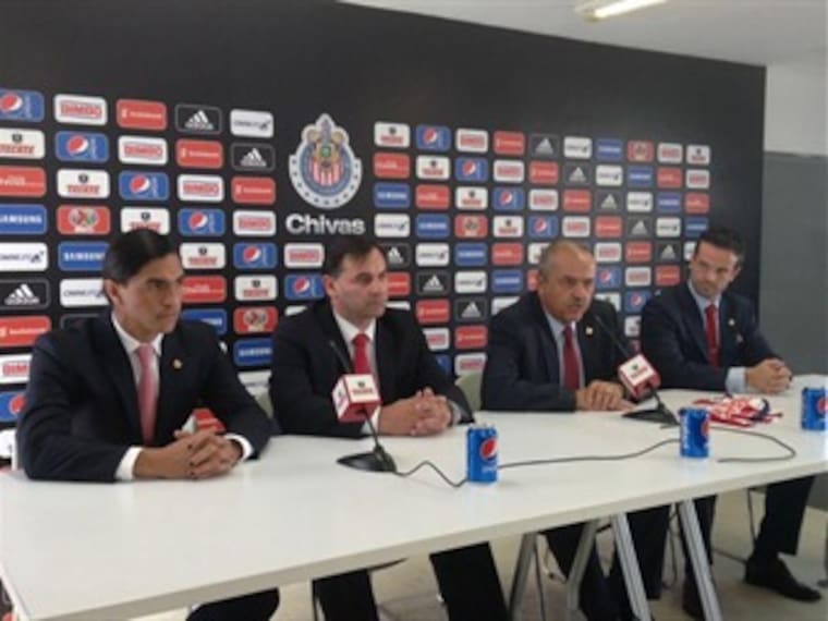 Es presentado Carlos Bustos como nuevo DT de las Chivas