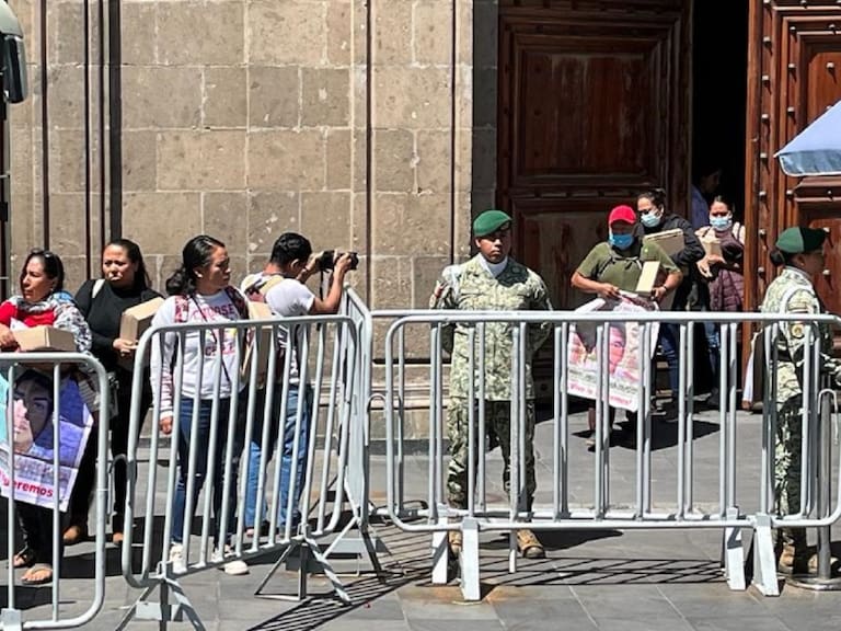 Los padres de los normalistas salieron de Palacio Nacional mostrando fotos de sus hijos
