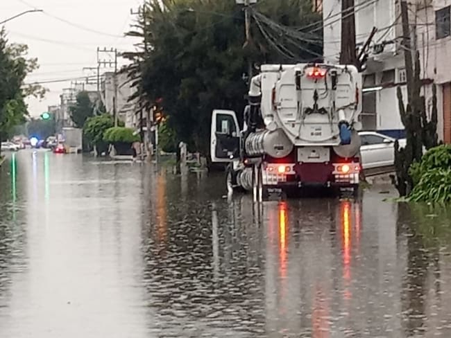 Intensa lluvia provoca inundaciones en Nezahualcóyotl, Edomex; el agua afecta a casas de varias colonias