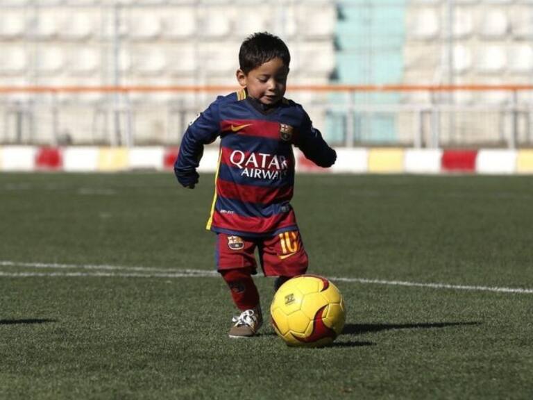 Niño afgano cumple sueño de tener playera de Messi