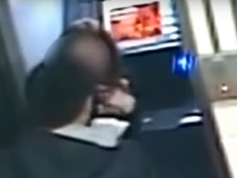 [VIDEO] Ladrón saquea a mujer en cajero, se arrepiente y le devuelve dinero
