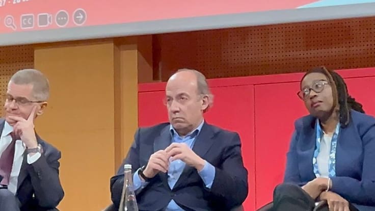 Felipe Calderón en París: estudiante le grita “asesino” durante un foro político | VIDEO