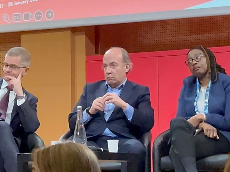 Felipe Calderón participó en un foro del Instituto de Estudios Políticos de París.