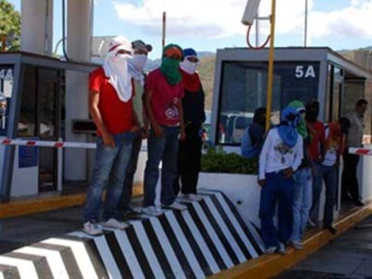 Retoman normalistas tomas de casetas de peaje en Michoacán