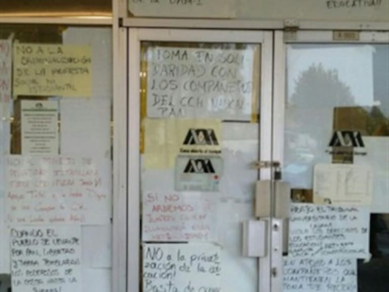 Se manifiestan encapuchados en Rectoría de la UAM Iztapalapa