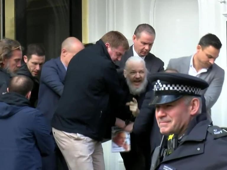 Detienen en Londres al fundador de WikiLeaks