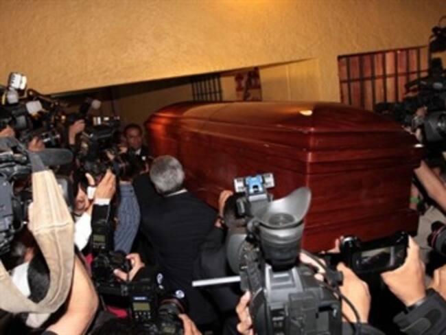 Salen restos de Carlos Fuentes rumbo al Palacio de Bellas Artes