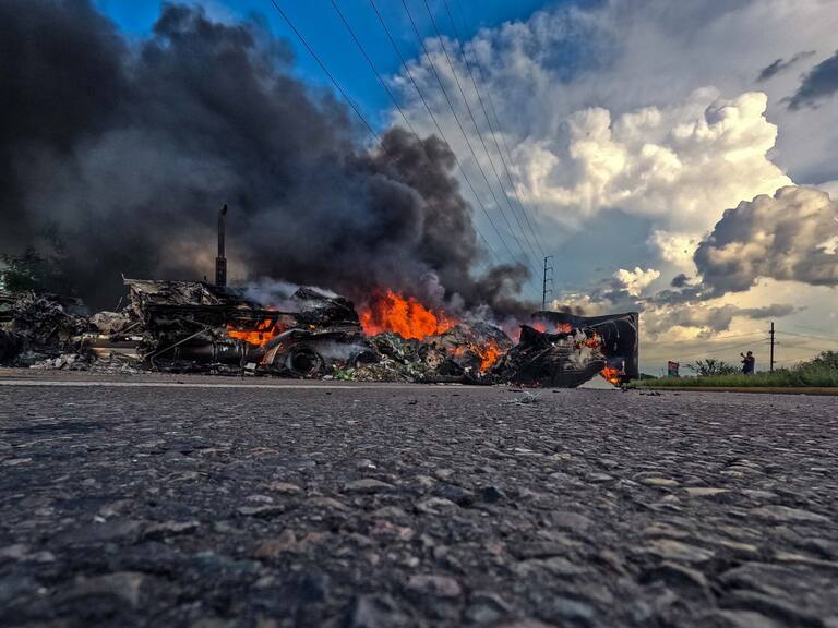 En diversos puntos de Culiacán se registraron bloqueos con automóviles incendiados, luego de los enfrentamientos que se dieron entre presuntos integrantes del Cártel de Sinaloa y la Fuerzas ArmadasFOTO: JOSÉ BETANZOS/CUARTOSCURO.COM