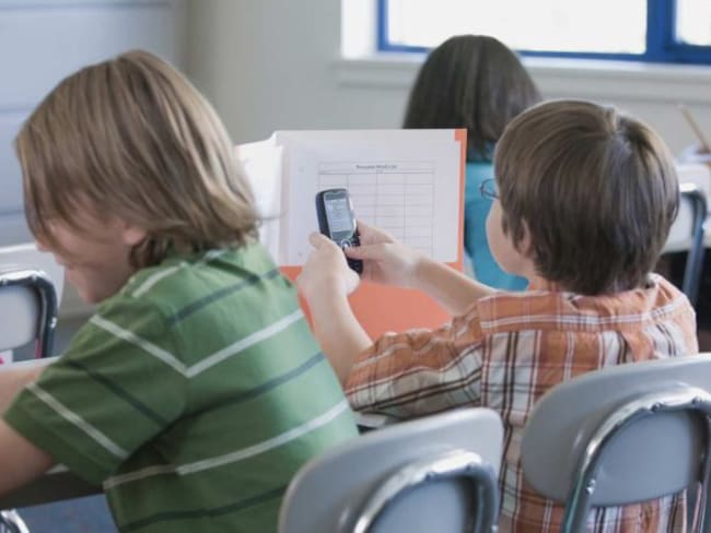 Ministerio de Francia prohíbe el uso de celulares en escuelas