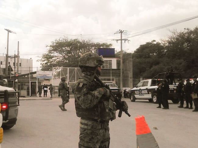 Civiles con ropa militar desarman a custodios y se llevan a reo en Coyuca