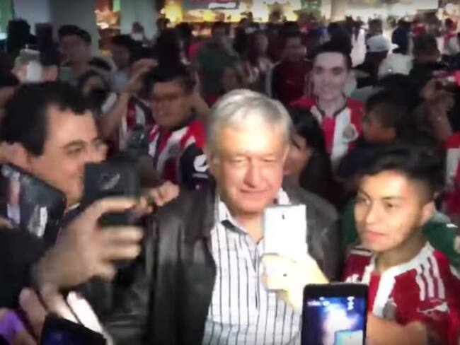Aficionados de Chivas piden selfie a AMLO
