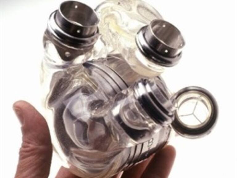 Logran mexicanos primer implante de corazón artificial