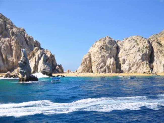 Registran playas de Baja California oleaje normal