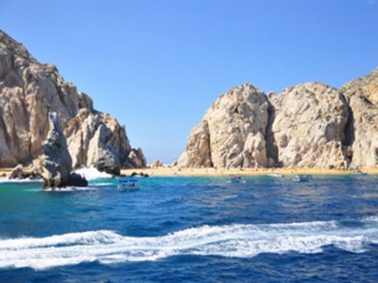 Registran playas de Baja California oleaje normal