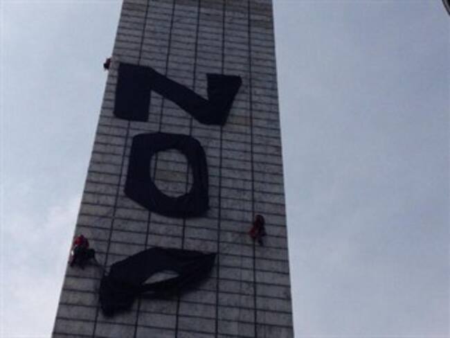 Protestan integrantes de Greenpeace en Estela de Luz