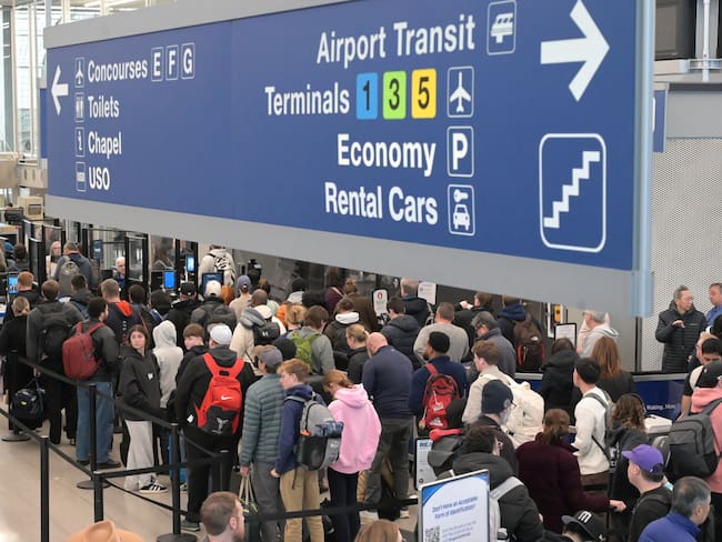 Trump amenaza con enviar agentes del ICE a aeropuertos para reforzar seguridad ante falta de pagos