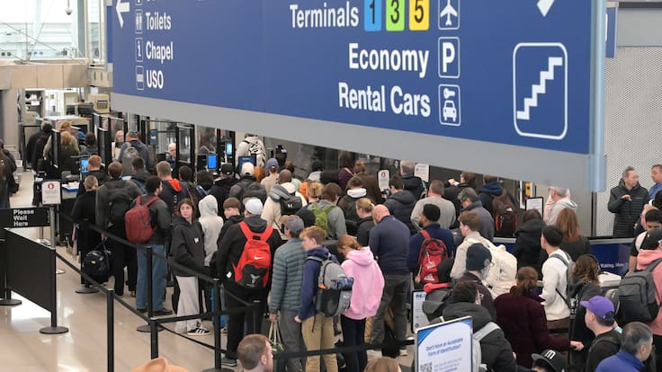 Trump amenaza con enviar agentes del ICE a aeropuertos para reforzar seguridad ante falta de pagos