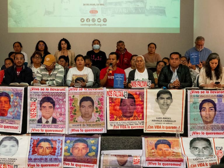 Conferencia de las madres y padres de los 43 normalistas desaparecidos en Ayotzinapa, Guerrero, en las inmediaciones del Centro Prodh, en posicionamiento al sexto informe del GIEI.