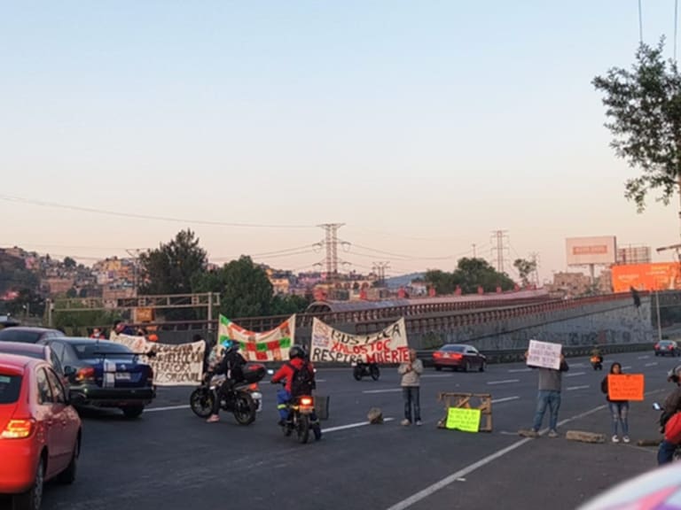 "Se respira muerte", afirman manifestantes qeu bloquean la México-Pachuca, en demanda de la salida de empresas de trata de residuos animales y la llegada de agua potable a las colonias Rústica Xalostoc y San Pedro en Ecatepec.