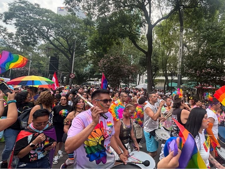 Con todos sus colores y justos reclamos la comunidad LGBTTTIQ+ se expresó durante la Marcha 48 del Orgullo en la CDMX.